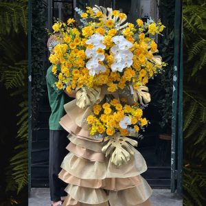 kệ hoa khai trương mix lan hồ điệp màu vàng chủ đạo