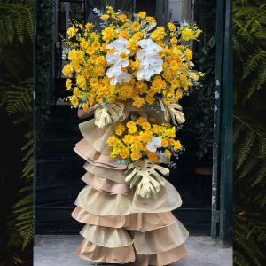 kệ hoa khai trương mix lan hồ điệp màu vàng chủ đạo