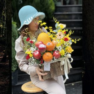 Lẵng Hoa Trái Cây Sang Trọng Mix Hoa Tươi Tặng Sinh Nhật Sếp - Quà Tặng Tinh Tế Và Đầy Thành Ý