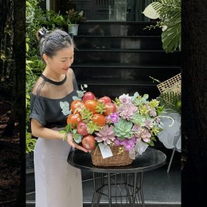 Giỏ Trái Cây Sinh Nhật Mix Sen Đá Tông Hồng – Món Quà Ngọt Ngào Hết Nấc Cho Bạn Gái