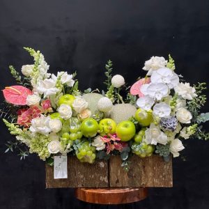 Giỏ Trái Cây Đám Tang Mix Hoa Trắng – Món Quà Chia Buồn Tinh Tế Và Trang Nhã