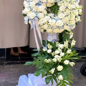 dat hoa tang lễ màu trắng xanh