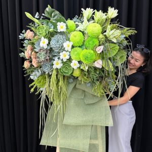 kệ hoa khai trương màu xanh lá mix màu trắng