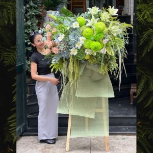 kệ hoa khai trương màu xanh lá mix màu trắng